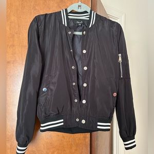 Bomber jacket with snap buttons
